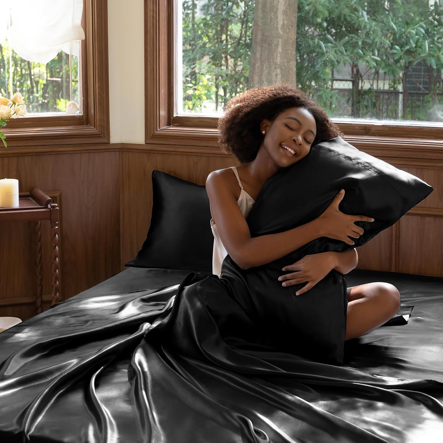 Queen Size 4-Piece Satin Sheet Set – Luxuriously Soft Black Microfiber